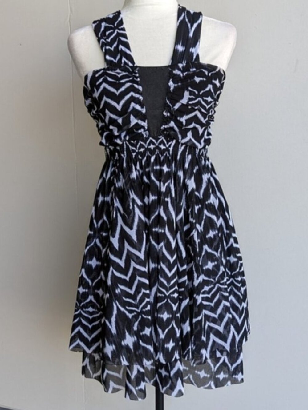 Black & White sleeveless Chevron dress